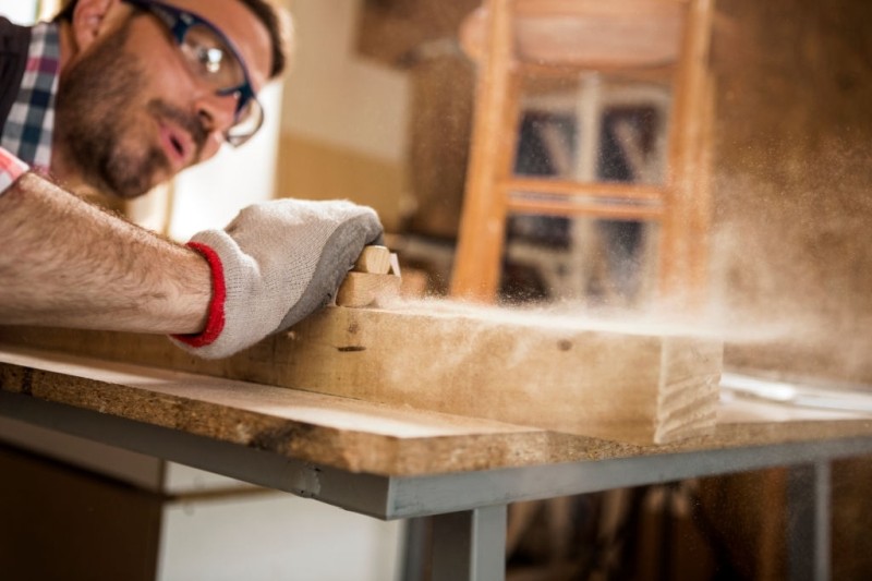 Feuille abrasive pour polir le bois